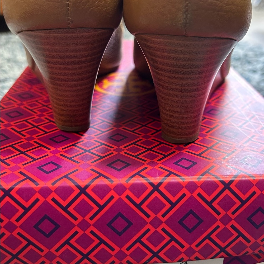 Tory Burch Tan Wedge Shoes with Iconic Style - Picture 3 of 5